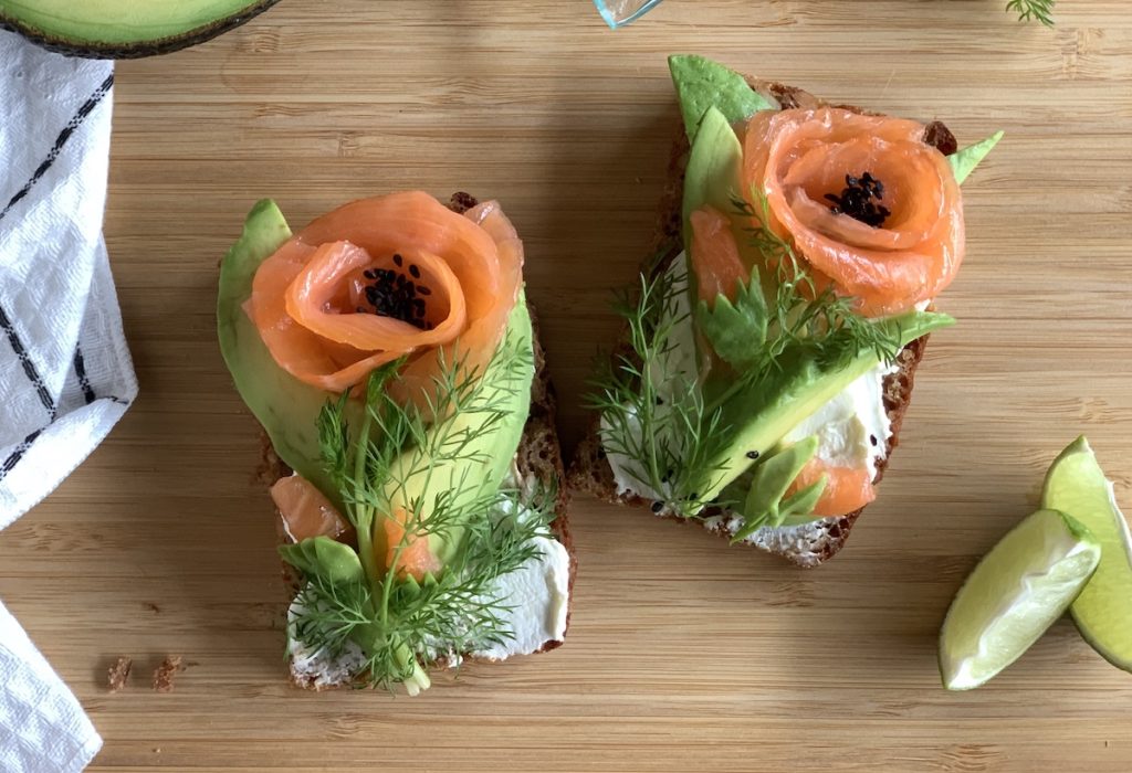 avocado toast con salmone disposto a forma di papavero
